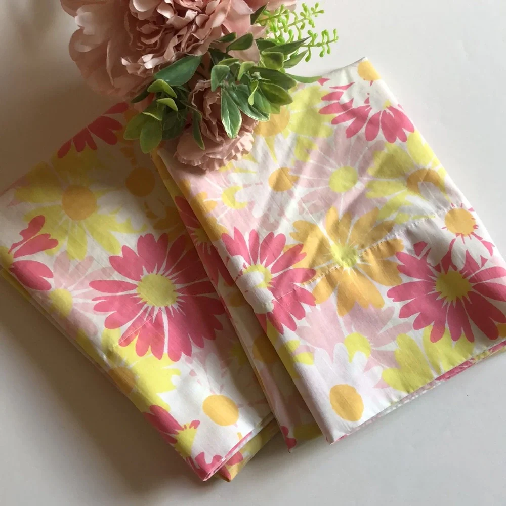 Pequot Floral Pillowcase Set 1970s Pink and Yellow Daisies Pequot Pillowcase